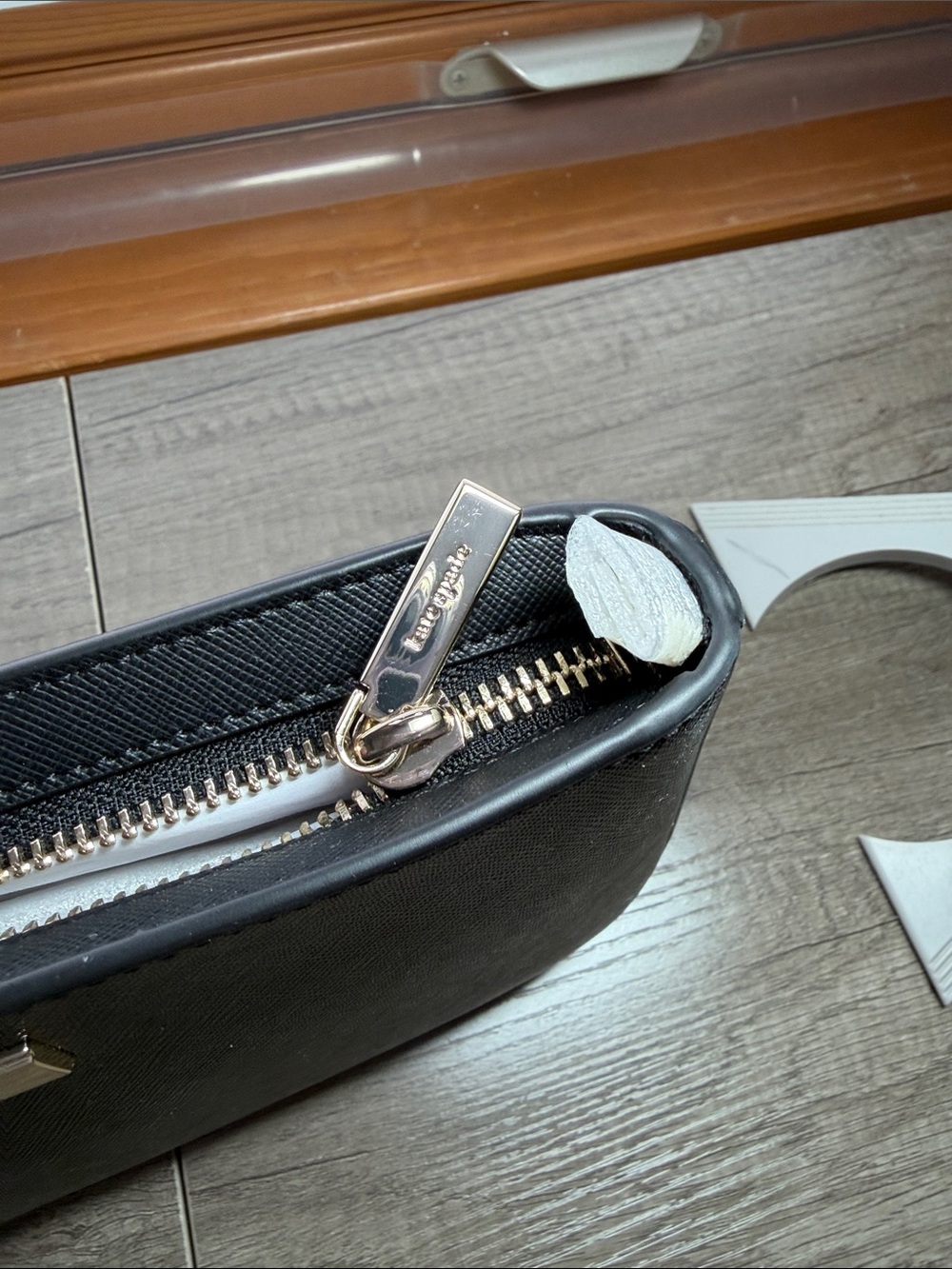 kate spade black patent saffiano wristlet clutch with gold plaque - Picture 2 of 7